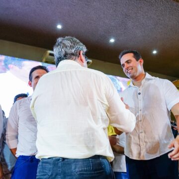 João Azevêdo anuncia licença e Lucas Ribeiro assume governo