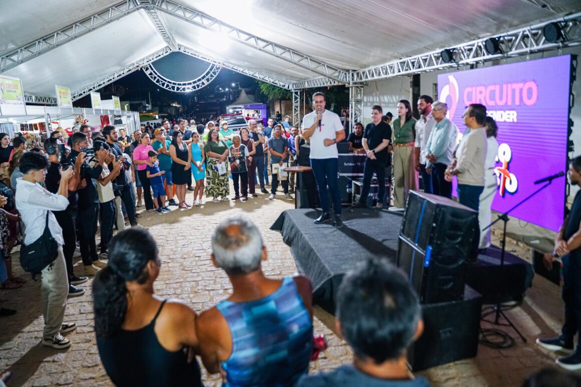 Em Cuité, Lucas assina contratos do Empreender e acompanha encenação da Paixão de Cristo