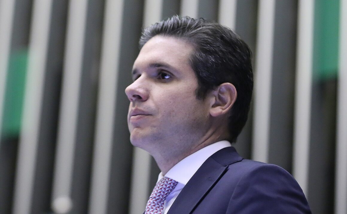 Hugo Motta aplaude decisão de Moraes sobre atos relacionados ao IOF