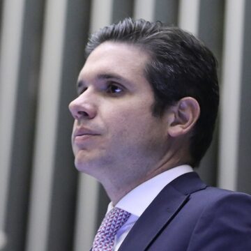 Hugo se defende sobre IOF, mas não esquece do aumento de gastos pela Câmara