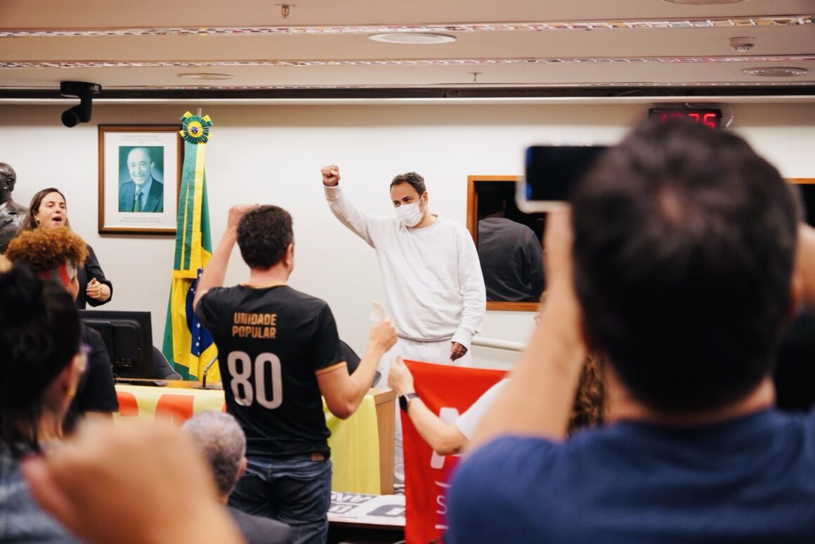 Hugo costura acordo para fim da greve de fome de Glauber Braga