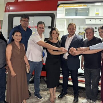 Carro de Efraim Filho é atingido por carreta, mas não houve feridos