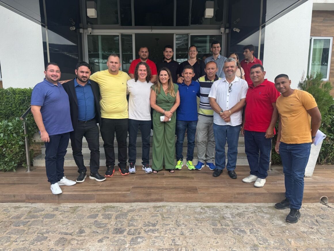 Enquanto opositores não apertam o play, Veneziano vai da oposição à situação