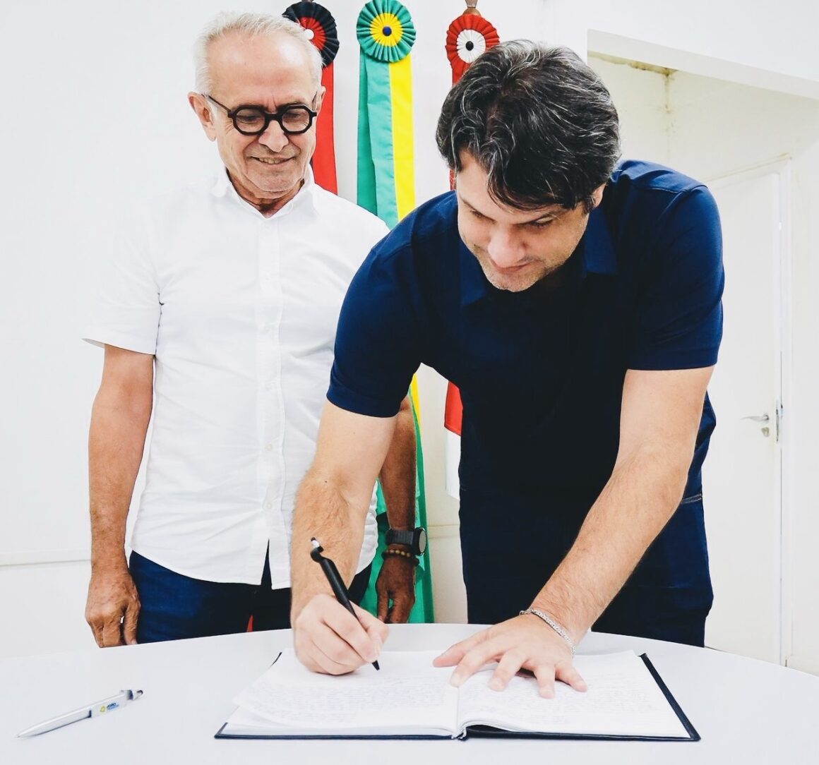 Cicero transmite cargo a Leo e vai a Holanda para missão oficial