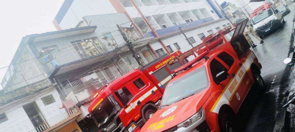 2º Batalhão de Bombeiros de CG resgata idosa de incêndio em prédio