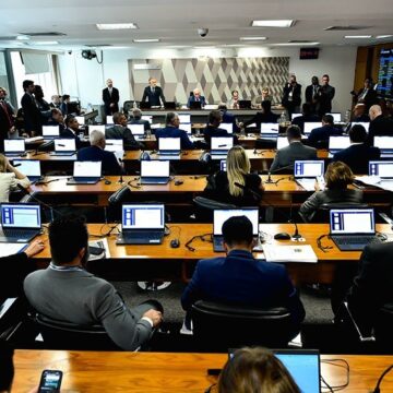 CCJ aprova fim da reeleição e mandatos de 5 anos; matéria vai ao plenário