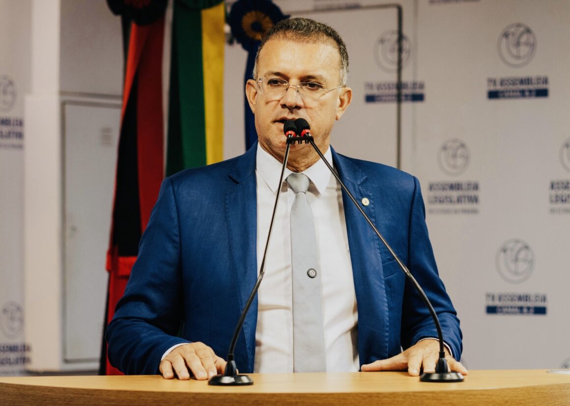 Sargento Neto atribui “fuga” de Carla Zambelli à perseguição do STF