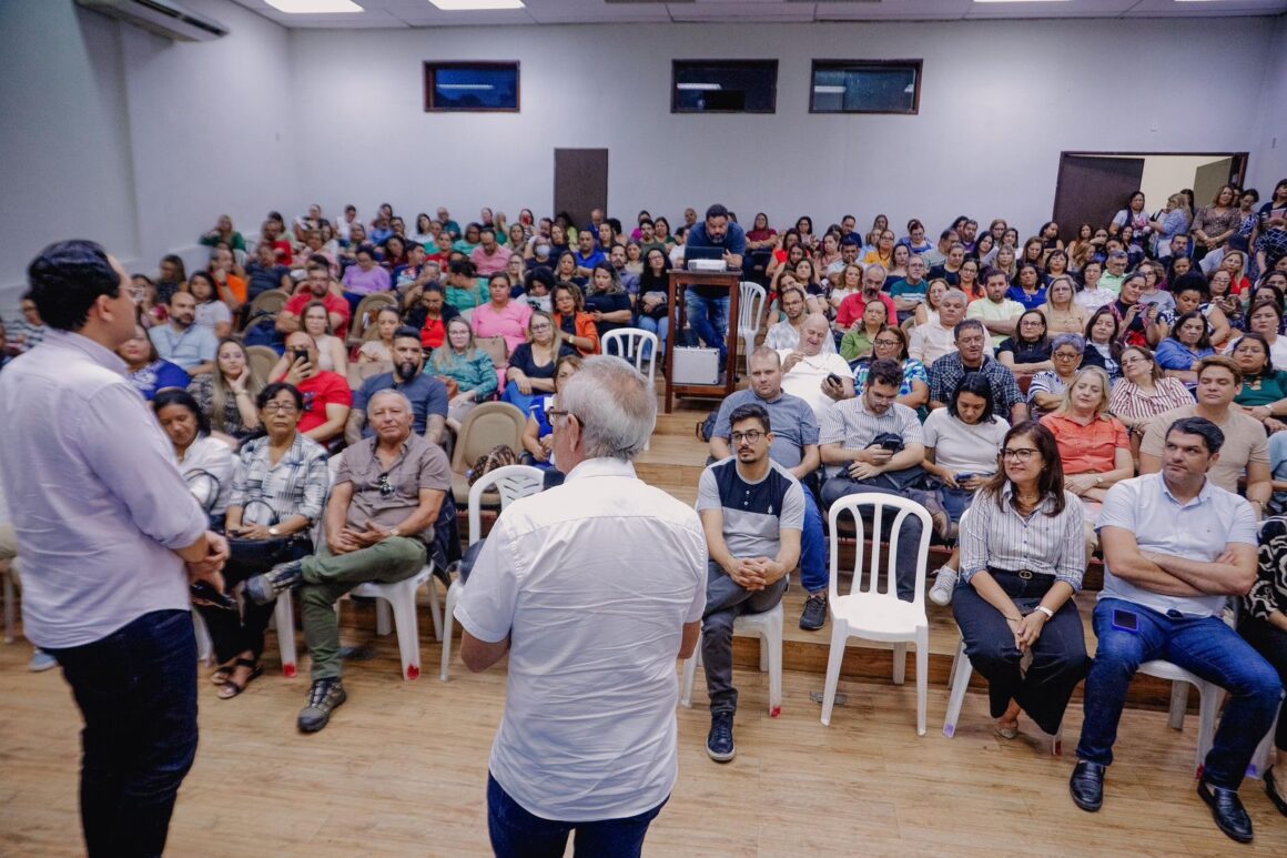 Cícero anuncia aumento de 27,5% na gratificação de gestores das escolas