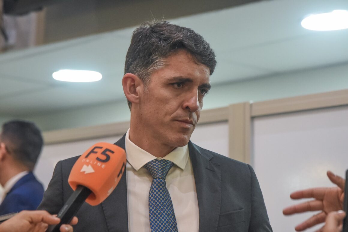 Sem fusão e em baixa, deputados do PSDB na Paraíba preparam saída