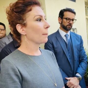 Após “fuga” anunciada, Moraes determina prisão de Carla Zambelli