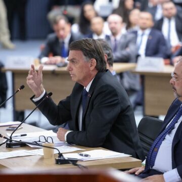 Réu por tentativa de golpe, Bolsonaro pede desculpas a Moraes