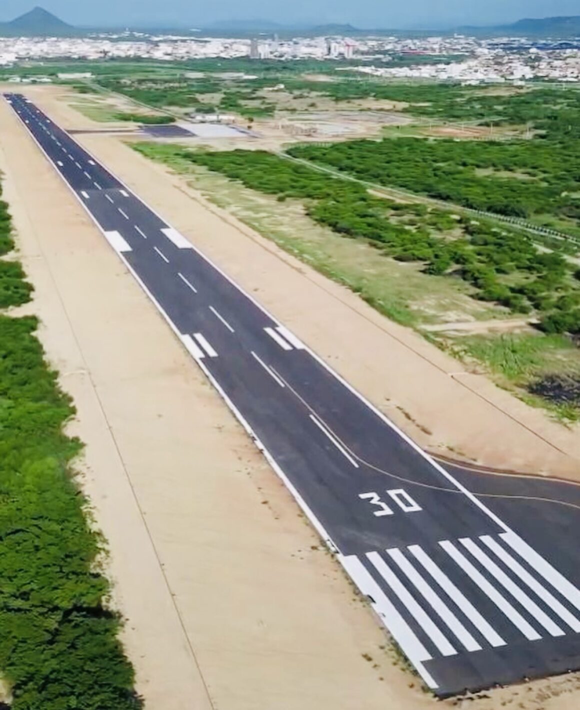 Pista do aeroporto de Patos está pronta, informa João Azevêdo