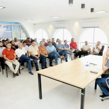 Prefeito de Cabedelo reúne base na Câmara com cassação na pauta