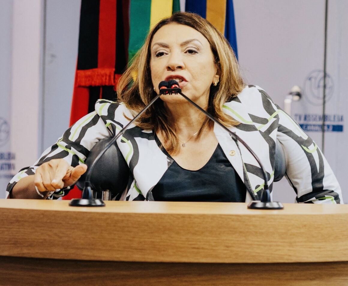 Cida Ramos enquadra Efraim Filho: “Entregue os cargos e siga o seu caminho”