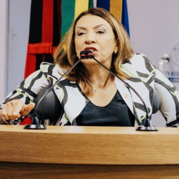 Cida Ramos enquadra Efraim Filho: “Entregue os cargos e siga o seu caminho”