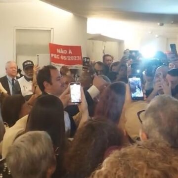 Manifestantes tentam invadir gabinete de Hugo Motta na Câmara