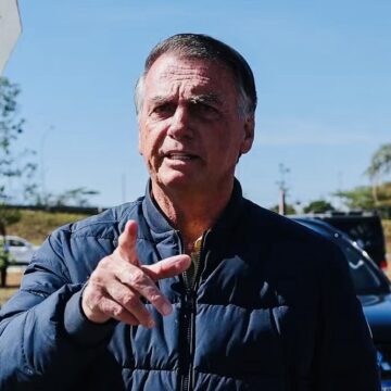 PF confirma que Bolsonaro sofreu traumatismo leve após queda em cela