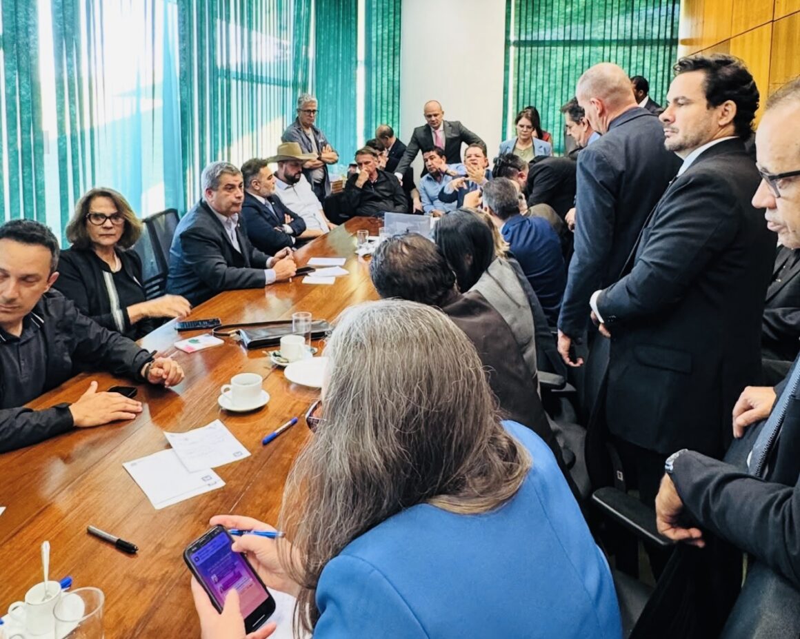 Bolsonaro vai à Câmara, encontra deputados e saída é marcada por tumulto