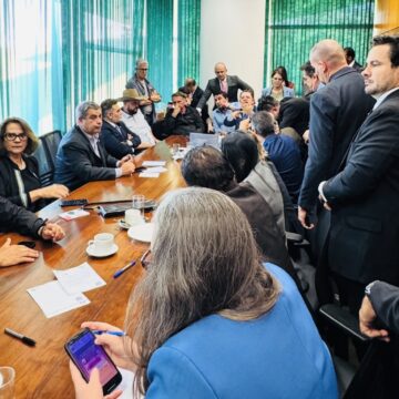Bolsonaro vai à Câmara, encontra deputados e saída é marcada por tumulto