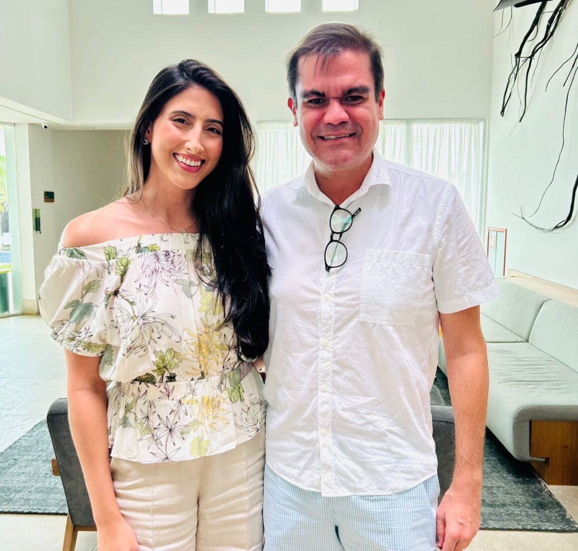 Dança dos apoios: Manuella Maroja troca Ruy por Mersinho