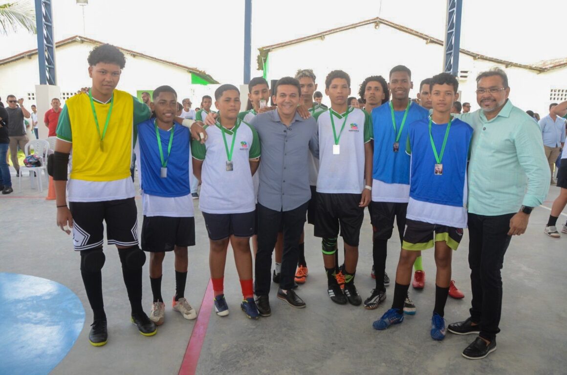 Jackson Alvino inaugura quadra no Bairro Popular e reforça investimentos em educação e esporte