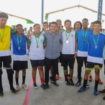 Jackson Alvino inaugura quadra no Bairro Popular e reforça investimentos em educação e esporte