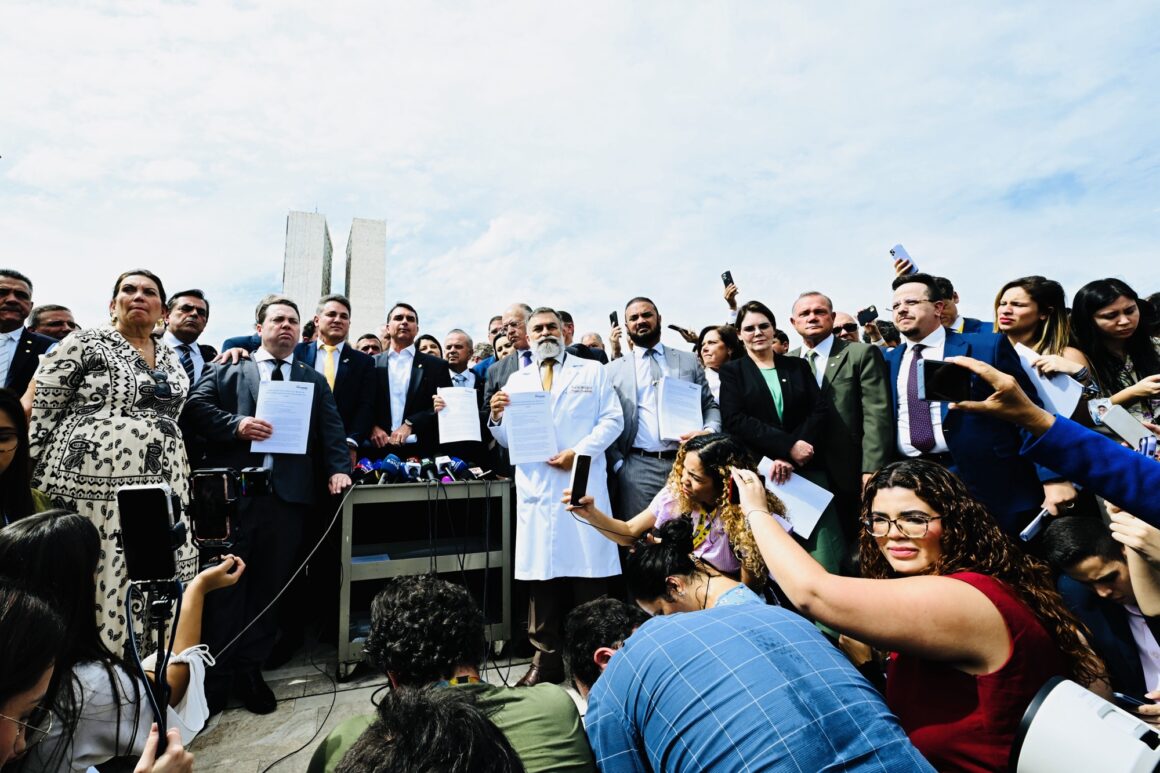 Em coletiva, oposição manda recado a Hugo Motta: se ele sair, anistia entra na pauta