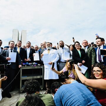 Em coletiva, oposição manda recado a Hugo Motta: se ele sair, anistia entra na pauta