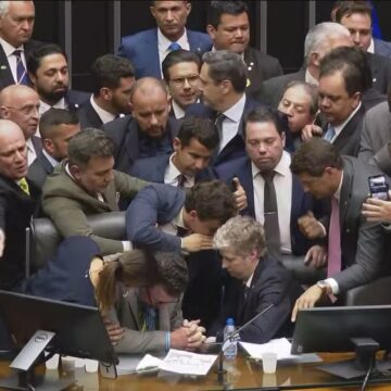 Após ser barrado, Hugo Motta consegue sentar na cadeira da presidência