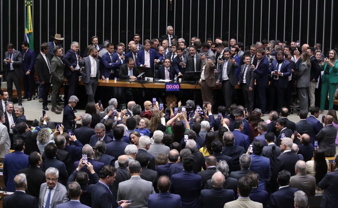 “Democracia não pode ser negociada”, diz Hugo Motta após retomar comando da Câmara