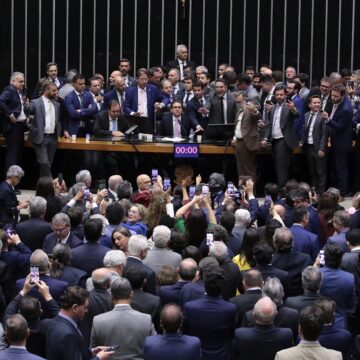 “Democracia não pode ser negociada”, diz Hugo Motta após retomar comando da Câmara