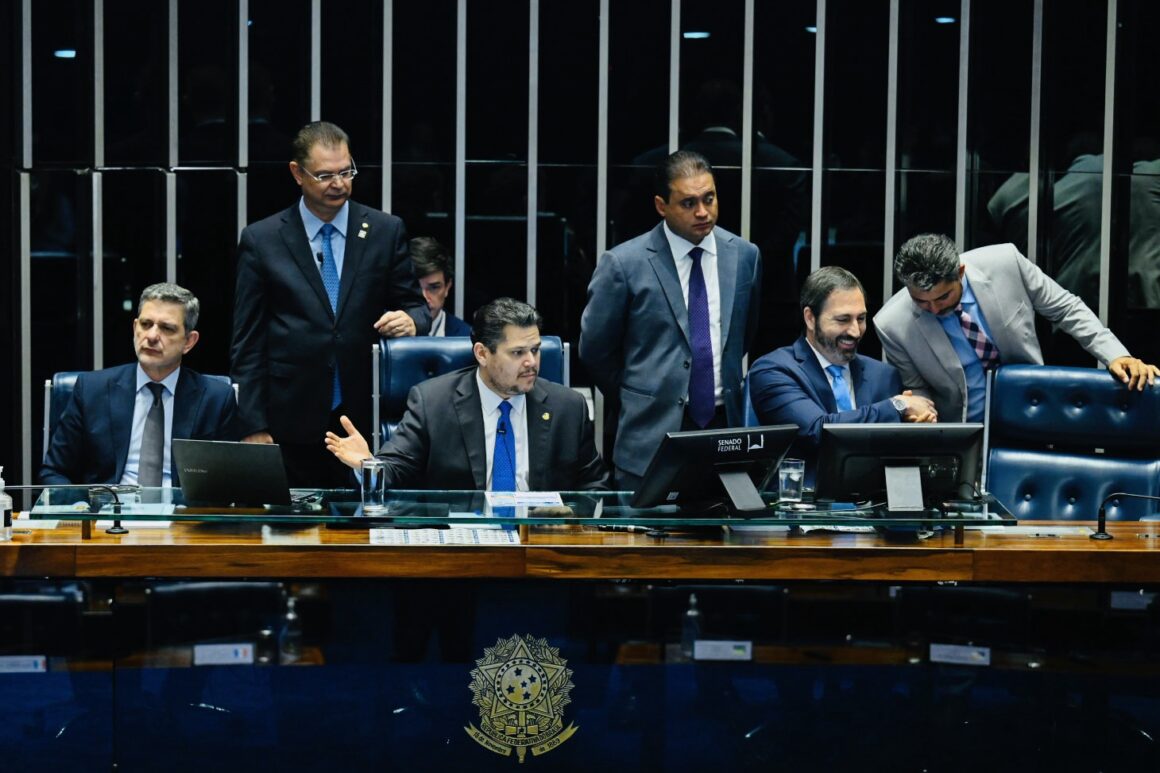 Após motim e desocupação, Senado “trabalha” e aprova projeto de isenção do IR