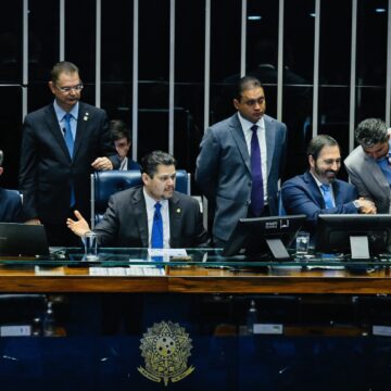 Após motim e desocupação, Senado “trabalha” e aprova projeto de isenção do IR