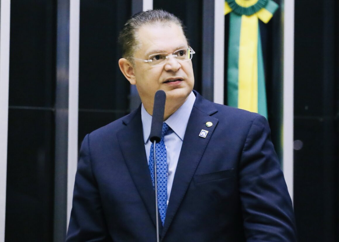 Líder do PL pede perdão a Hugo Motta e nega acordo para anistia