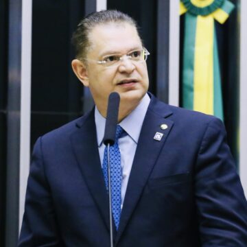 Líder do PL pede perdão a Hugo Motta e nega acordo para anistia