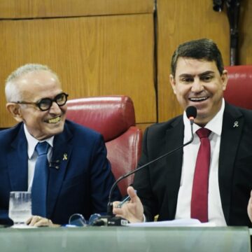 Dinho volta a afirmar que seguirá Cícero Lucena em qualquer cenário