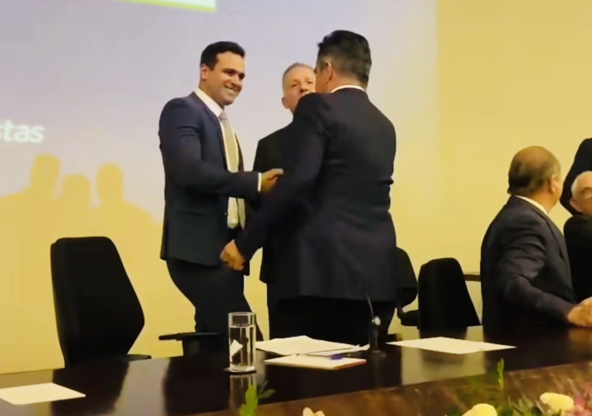 Comando de federação ainda não saiu, mas afago de Ciro a Lucas Ribeiro é sinal