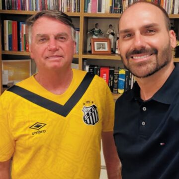 PR indicia Bolsonaro e Eduardo por coação na ação do golpe de estado