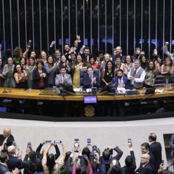 Câmara aprova projeto sobre proteção de crianças em ambientes digitais