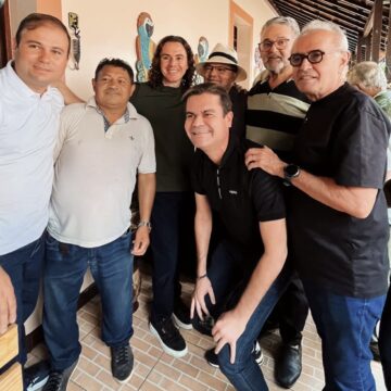 Sem espaço no PP, Cícero posa ao lado de Veneziano e dispara:“aguardem”