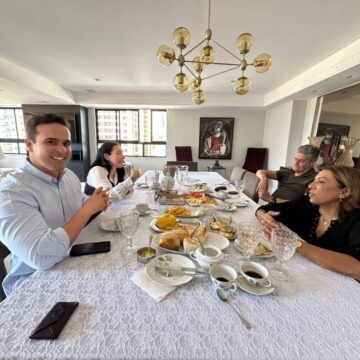 Lucas Ribeiro e Cida Ramos sentam à mesa para café com política