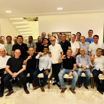 Fotografia da reunião com ‘C’ de Cícero mostra que a base está fechada