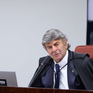Ministro Luiz Fux livra Bolsonaro, mas votou por condenar Mauro Cid