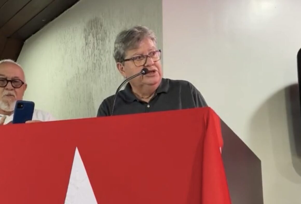 João Azevêdo cita projeto coletivo e recebe aceno do PT para o Senado