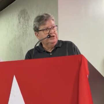 João Azevêdo cita projeto coletivo e recebe aceno do PT para o Senado