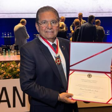 Adriano Galdino recebe Ordem de Mérito Legislativo concedida pela AL de Minas