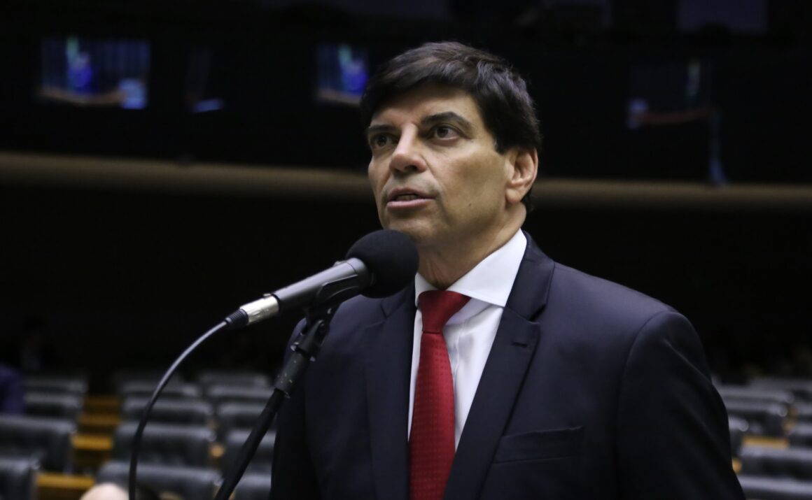 Câmara inicia discussão da PEC que blinda deputados e senadores