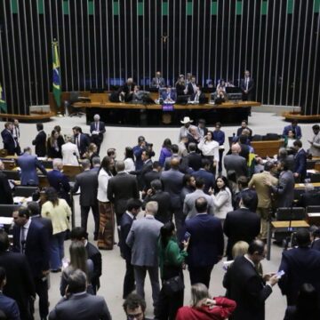 PEC da Blindagem passa em primeiro turno; 2 deputados da PB votam contra