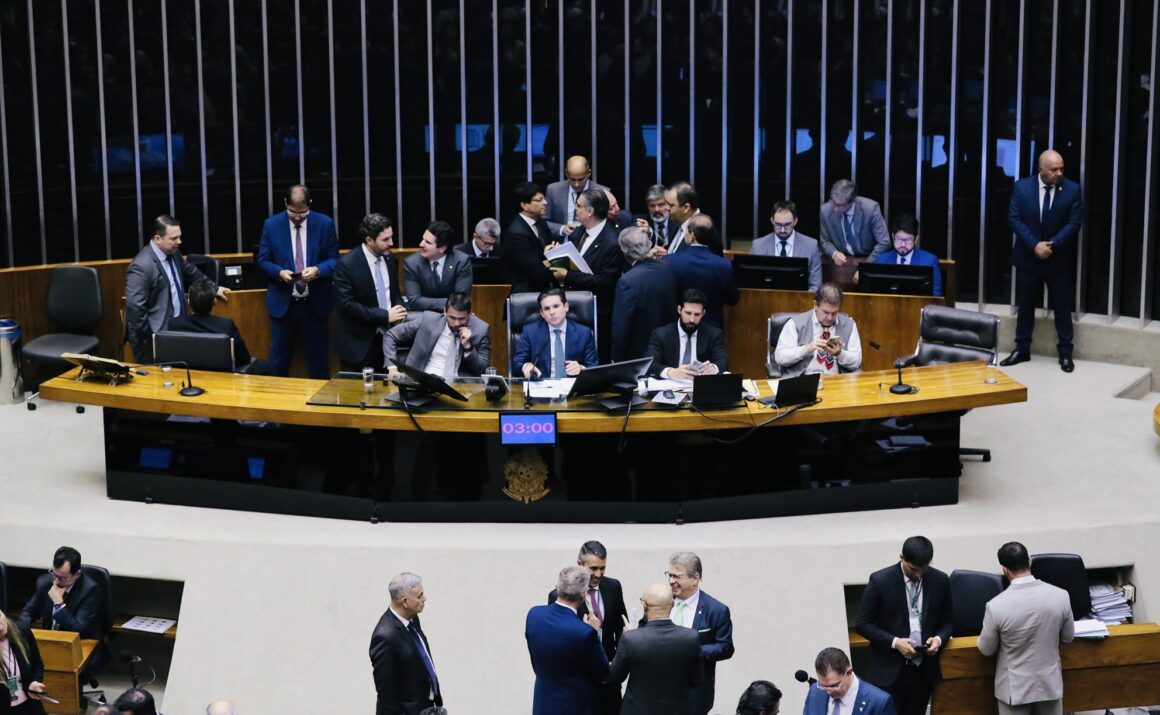 Com a desculpa de “proteção”, deputados aprovam PEC da Blindagem
