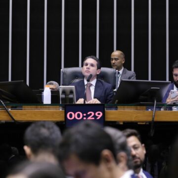 Manobra permite que voto secreto seja reinserido na PEC da Blindagem